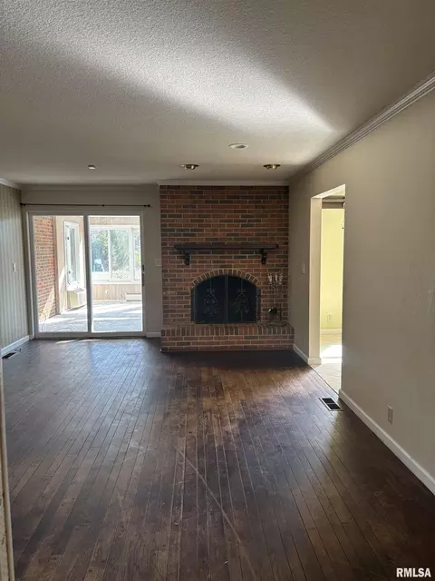 Living - 3 Brock Ln, Murphysboro, IL 62966 photo 1 of 5