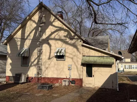 Exterior - 422 N Randolph St, Macomb, IL 61455 photo 3 of 4