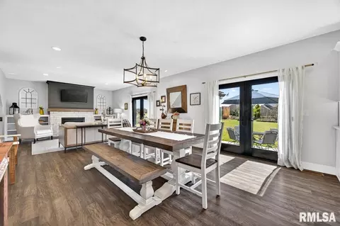 Dining - 3000 W Saddle Creek Dr, Dunlap, IL 61525 photo 3 of 3