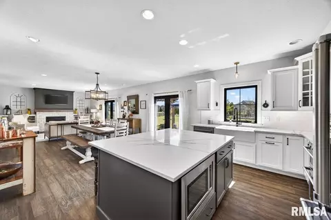 Kitchen - 3000 W Saddle Creek Dr, Dunlap, IL 61525 photo 4 of 4
