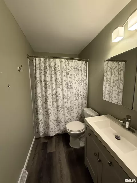Bath - 820 Jamie Ln, Macomb, IL 61455 photo 2 of 4