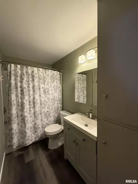 Bath - 820 Jamie Ln, Macomb, IL 61455 photo 1 of 4