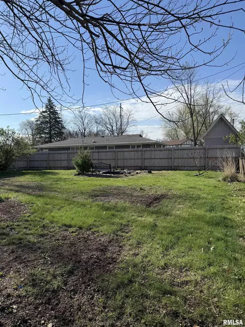 Exterior - 820 Jamie Ln, Macomb, IL 61455 photo 2 of 3