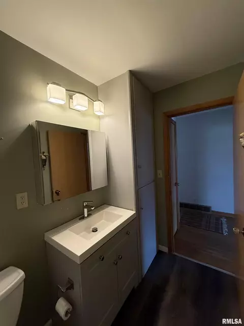 Bath - 820 Jamie Ln, Macomb, IL 61455 photo 3 of 4