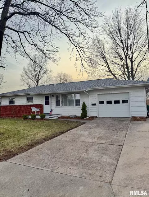 820 Jamie Ln, Macomb, IL 61455