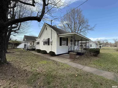 Exterior - 101 N 32nd St, Herrin, IL 62948 photo 2 of 5