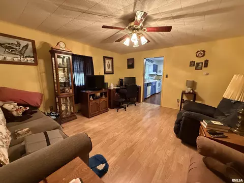 Living - 101 N 32nd St, Herrin, IL 62948 photo 2 of 2