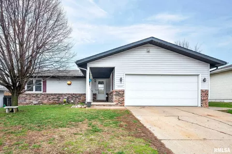 2233 Autumn Dr, Pekin, IL 61554