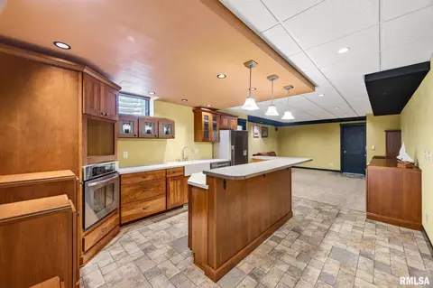 Kitchen - 709 Marcus Ct, Chillicothe, IL 61523 photo 6 of 8