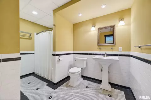 Bath - 709 Marcus Ct, Chillicothe, IL 61523 photo 6 of 6