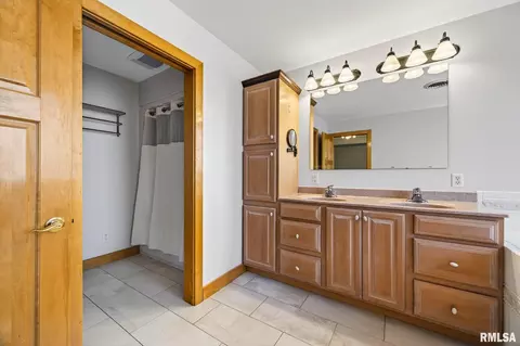 Bath - 709 Marcus Ct, Chillicothe, IL 61523 photo 4 of 6