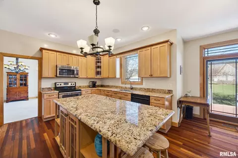 Kitchen - 709 Marcus Ct, Chillicothe, IL 61523 photo 2 of 8