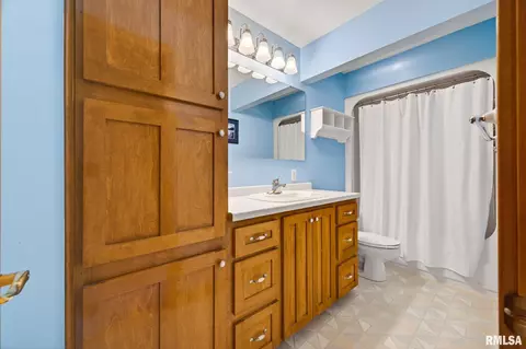 Bath - 709 Marcus Ct, Chillicothe, IL 61523 photo 5 of 6