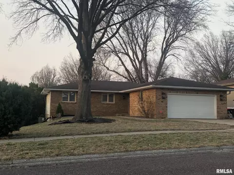 4423 W Lynnhurst Dr, Peoria, IL 61615