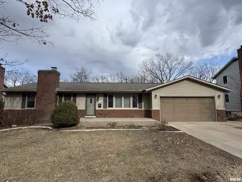 6434 N Oakbrook Ct, Peoria, IL 61614