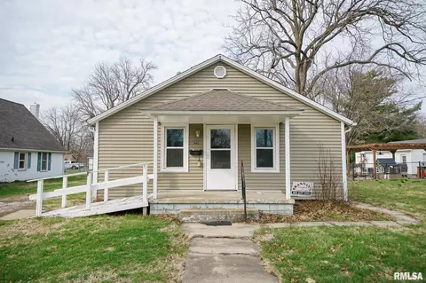 265 E Central St, Farmington, IL 61531