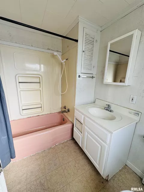 Bath - 1500 W Tyler St, Herrin, IL 62948 photo 1 of 4