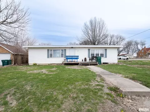 627 E Fort St, Farmington, IL 61531