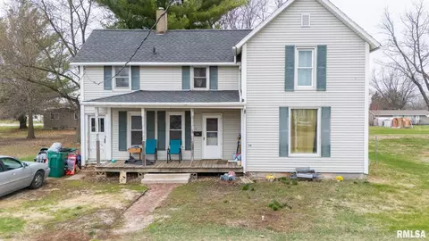 34 N Hickory St, Farmington, IL 61531
