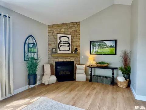 Living - 107 Samuel Ct, Washington, IL 61571 photo 4 of 9