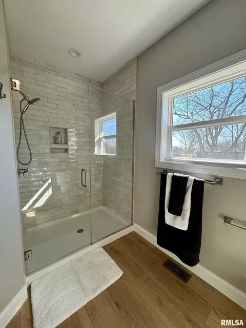 Bath - 107 Samuel Ct, Washington, IL 61571 photo 2 of 4