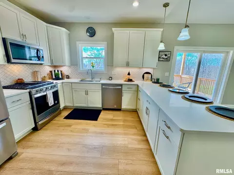 Kitchen - 107 Samuel Ct, Washington, IL 61571 photo 4 of 10