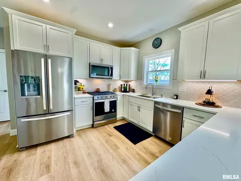 Kitchen - 107 Samuel Ct, Washington, IL 61571 photo 3 of 10