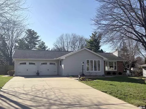 311 Whispering Oaks Dr, Germantown Hills, IL 61548