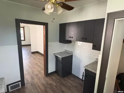 Entry Way - 714 E Ash St, Canton, IL 61520 photo 1 of 7