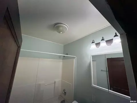 Bath - 714 E Ash St, Canton, IL 61520 photo 3 of 3