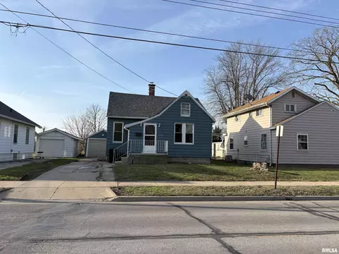 714 E Ash St, Canton, IL 61520