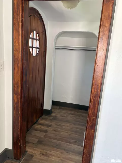 Entry Way - 714 E Ash St, Canton, IL 61520 photo 4 of 7