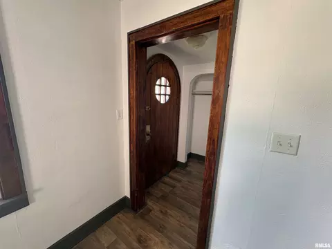 Entry Way - 714 E Ash St, Canton, IL 61520 photo 3 of 7