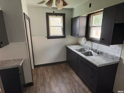 Entry Way - 714 E Ash St, Canton, IL 61520 photo 2 of 7