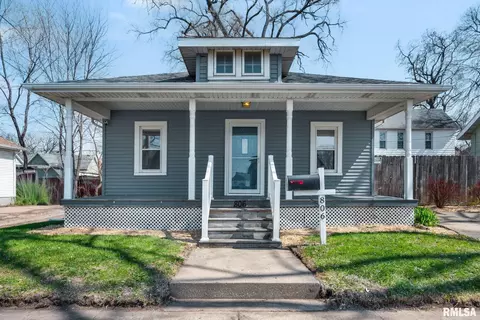 806 S 3rd St, Pekin, IL 61554