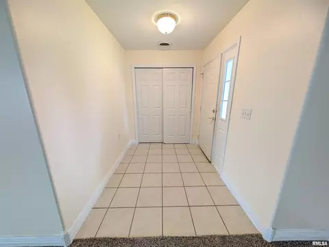 Entry Way - 1506 Apache Dr, Marion, IL 62959 photo 4 of 4