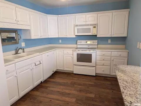 Kitchen - 1506 Apache Dr, Marion, IL 62959 photo 2 of 3