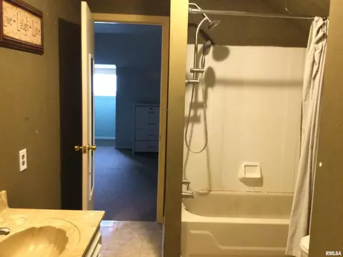 Bath - 300 W Spring St, Anna, IL 62906 photo 2 of 3