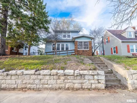 921 Broadway Rd, Pekin, IL 61554