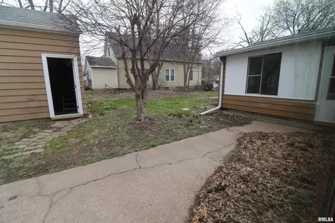 Exterior - 301 E Melbourne Ave, Peoria, IL 61603 photo 4 of 4