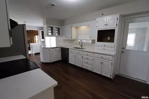 Kitchen - 301 E Melbourne Ave, Peoria, IL 61603 photo 2 of 4