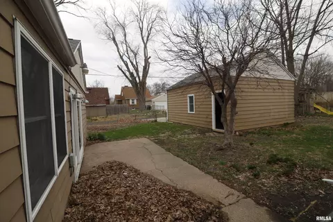 Exterior - 301 E Melbourne Ave, Peoria, IL 61603 photo 3 of 4