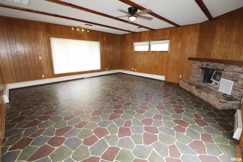 Living - 301 E Melbourne Ave, Peoria, IL 61603 photo 3 of 5