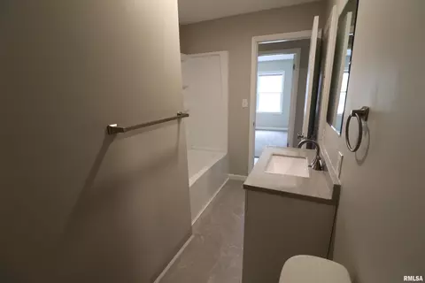 Bath - 301 E Melbourne Ave, Peoria, IL 61603 photo 2 of 3