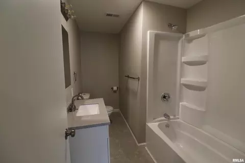 Bath - 301 E Melbourne Ave, Peoria, IL 61603 photo 1 of 3