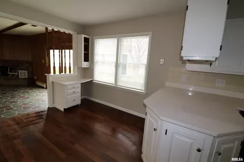 Kitchen - 301 E Melbourne Ave, Peoria, IL 61603 photo 4 of 4
