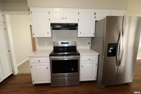 Kitchen - 301 E Melbourne Ave, Peoria, IL 61603 photo 3 of 4