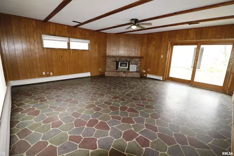 Living - 301 E Melbourne Ave, Peoria, IL 61603 photo 4 of 5