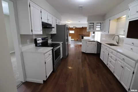 Kitchen - 301 E Melbourne Ave, Peoria, IL 61603 photo 1 of 4
