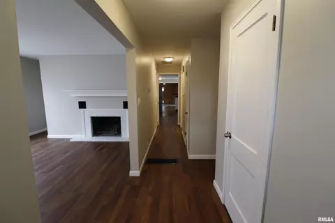 Entry Way - 301 E Melbourne Ave, Peoria, IL 61603 photo 1 of 3